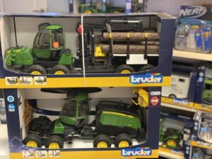 BRUDER miško John Deere 1270G  kombainas su  vienu  medžio kamienu, 02135