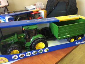 BRUDER JOHN DEERE 7930  traktoriukas su priekaba, 03055